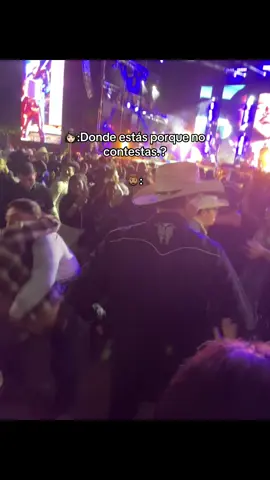 Bien ocupado el hombre ajaja @Alameños de la Sierra Oficial #baile #feria #tijuana #sonora🌵🦌 