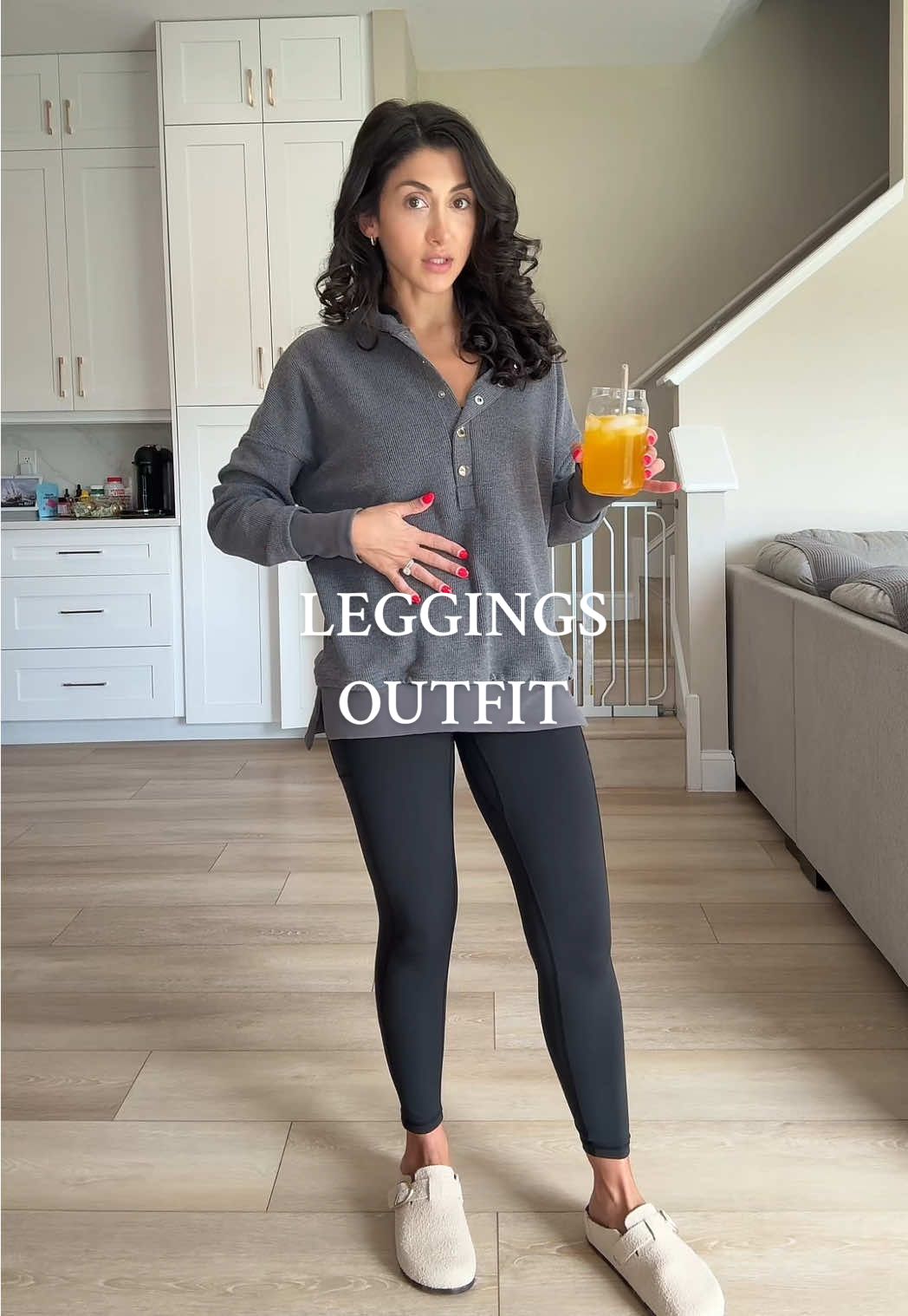 The perfect sweater with leggings 🤌 #leggingsoutfit #momoutfit #falloutfit 