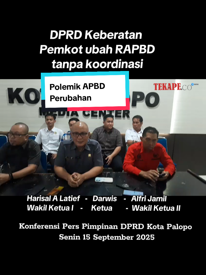🔥 Polemik APBD-P Palopo 2025! Ketua DPRD Palopo, Darwis, buka suara terkait penolakan tanda tangan dokumen perubahan anggaran. ❗ “APBD-P harus akuntabel, bukan sekadar formalitas,” tegasnya. 📍 Suasana konferensi pers di DPRD Palopo makin hangat, eksekutif dan legislatif masih belum satu suara. 👀 Simak fakta lengkapnya hanya di Tekape.co! #Palopo #APBDP2025 #DPRDPalopo #tekapenews #tekapeco 