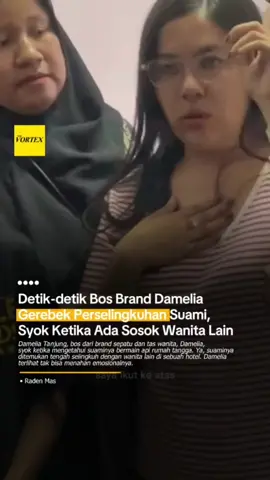 Bos Damelia Bongkar Perselingkuhan Suami di Sebuah Kos-kosan Dinda Amelia Tanjung, pemilik brand fesyen Damelia, terlihat begitu hancur. Bukan tanpa alasan. Suaminya, Arief Juntara, digerebek sedang selingkuh bersama wanita lain. Video yang dia bagikan di Instagram, lihat Selasa (16/9/2025), ia bersama timnya melakukan 