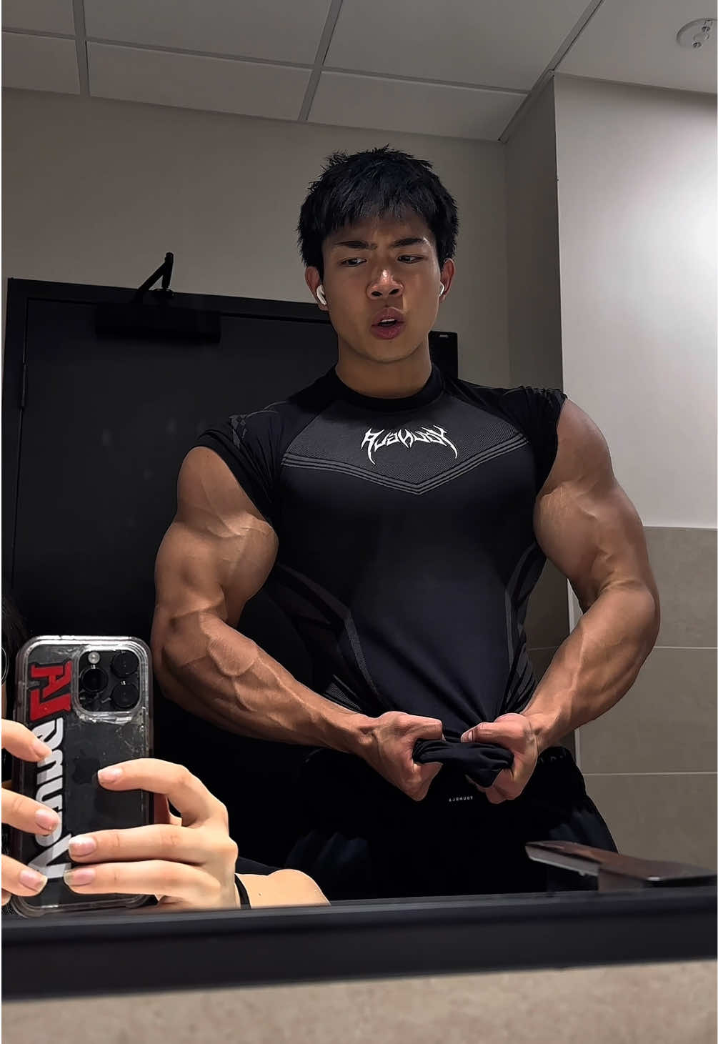 are you really aesthetic if you can’t bench 3 plates? #fyp #gym #asian #aesthetic #youngla 