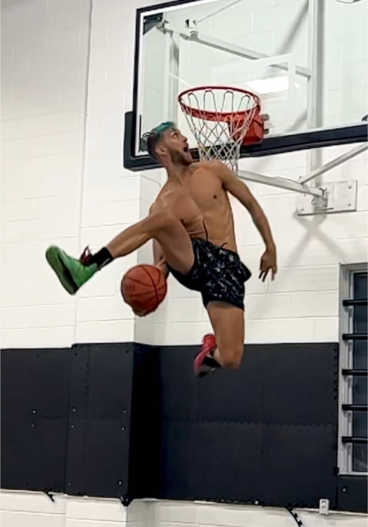 360 kamikaze dunk. Rim height: 9’11