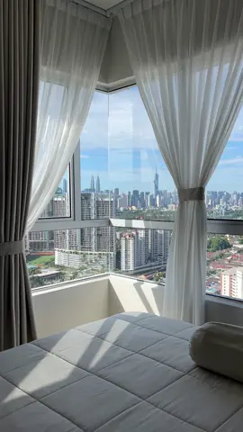Suasana matahari pagi masuk ke bilik utama. Bila celik mata tengok KL City view dengan langit biru, kehijauan Taman Tasik Titiwangsa… rasa segar je. #vistadanaukota #Home #airbnb #kualalumpur #views 