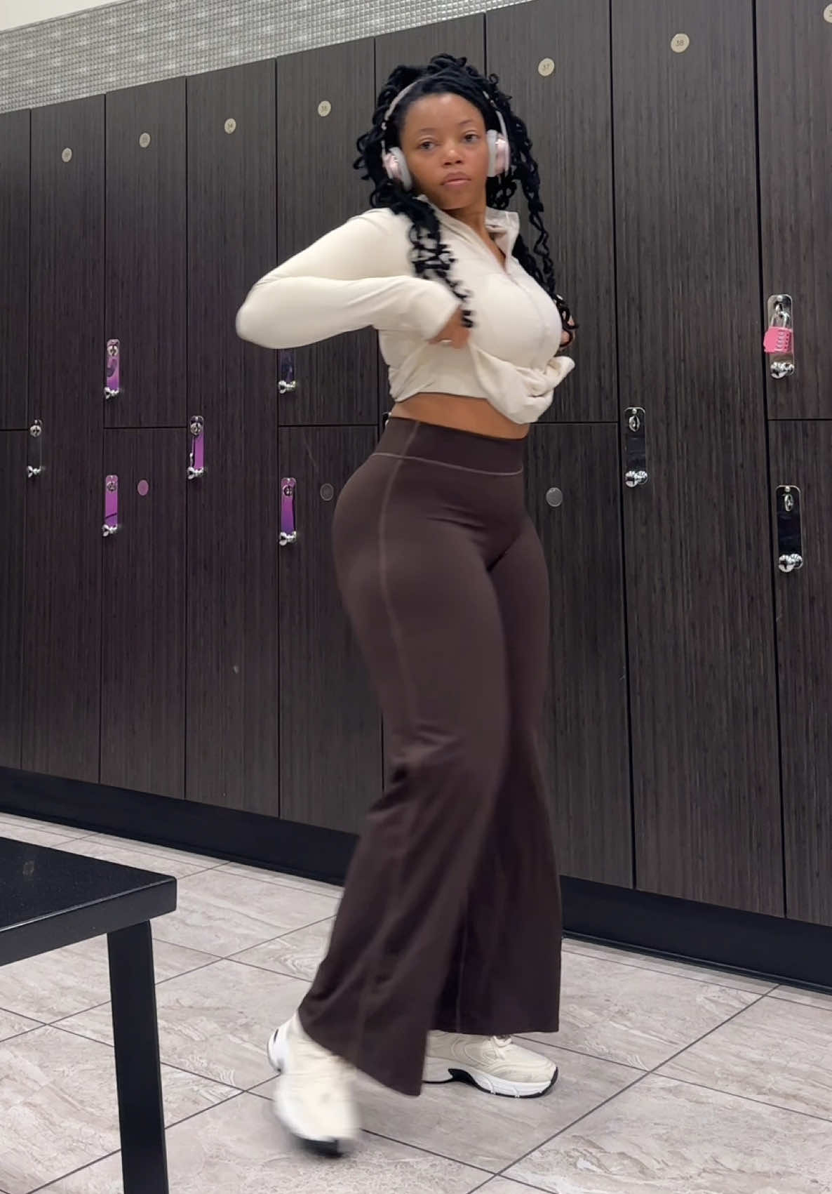 I like to look cute and be comfortable at the gym 🥰💪🏿 #gymfitinspo #flareleggins #gymfitsoftheweek #gymclothesarelife 