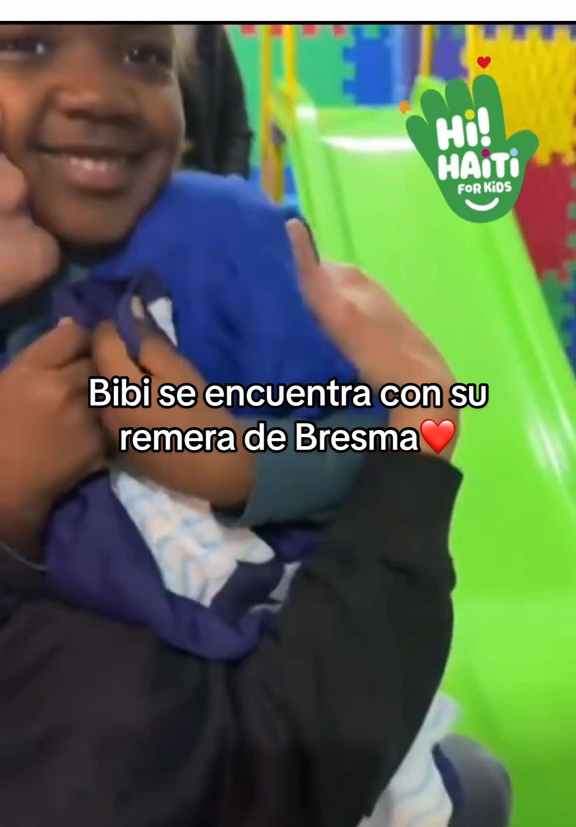 En Bresma, el orfanato de donde vienen Zac y Bibi, se comparte y mezclan la ropa entre los niños. Notamos que Bibi siempre usaba esta remera con un tiburón, así que supusimos que él la pedía siempre para usarla porque le gustaba mucho.  Una familia conocida viajó a Haití y pudo increíblemente recuperar esta remera, y así se puso de contento al verla🥺 #zacybibi #recuerdos #familia #argentina #amor #contento #felices #hihaiti #haiti 