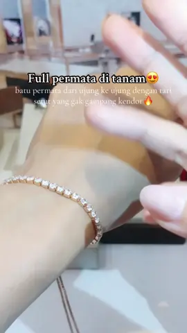 ✨ Tampil mewah & elegan dengan kilauan sempurna dari American Diamond asli! 💎 Beli saat LIVE dapat FREE box eksklusif + garansi 1 tahun! 💍 Jangan lewatkan kesempatan tampil stunning dengan harga terbaik! #cincin #cincincantik #ring #jewelry #luxuryvibes #kalung #gelang #anting #perhiasan #FashionPlayground #Payday #tiktoklive #livehighlights 