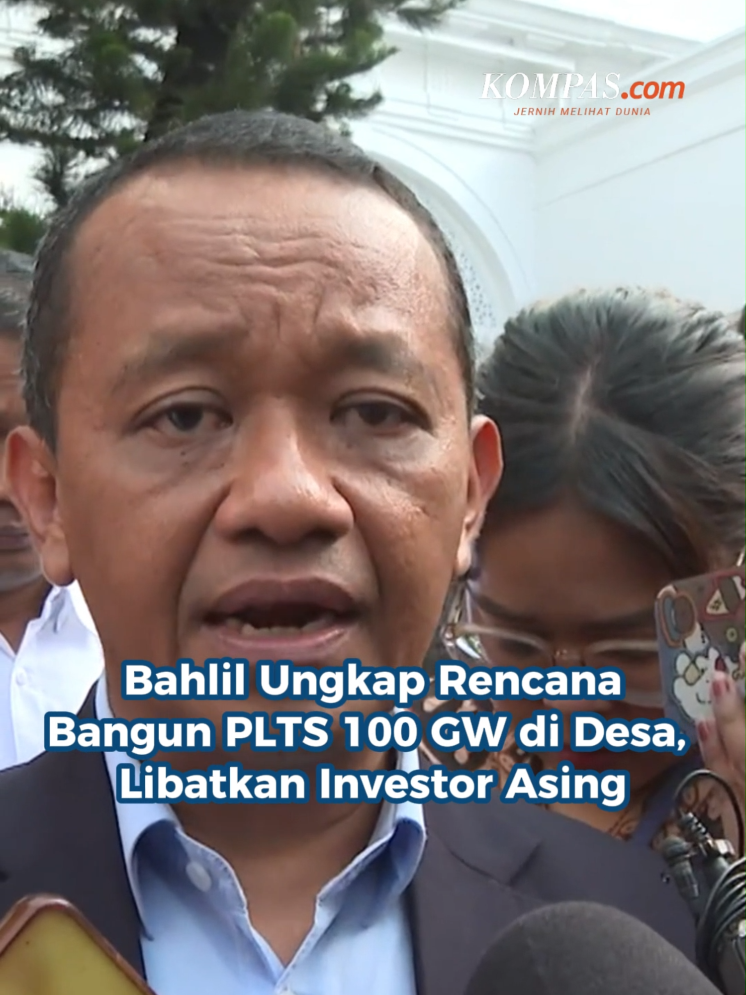 Menteri ESDM Bahlil Lahadalia mengungkap rencana pemerintah membangun Pembangkit Listrik Tenaga Surya (PLTS) hingga 100 gigawatt (GW) untuk mempercepat transisi energi, Senin (15/9/2025).  Karena kapasitas dalam negeri hanya mampu memproduksi 5 GW per tahun, pemerintah akan melibatkan investor asing dalam proyek ini.  Penulis: Fika Nurul Ulya, Robertus Belarminus Kreatif: Blanka Rahel Maretha Joanne Produser: Elizabeth Ayudya Ratna Rininta ~R #Bahlil #ESDM #SolarPanel #PLTS #Jakarta ##Cut