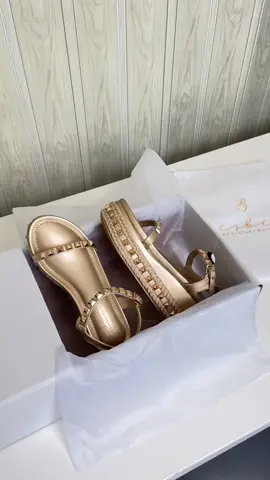 Turn up the volume 🎧 Biarkan suara Macaria Roux yang bicara 👠😍 #esbebystefanibertha #beautywithoutpain #shoesrecommendation #wedgesnyaman #asmrvideo 