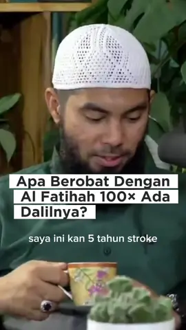 رَسُولِ اللَّهِ -صلى الله عليه وسلم- كَانُوا فى سَفَرٍ فَمَرُّوا بِحَىٍّ مِنْ أَحْيَاءِ الْعَرَبِ فَاسْتَضَافُوهُمْ فَلَمْ يُضِيفُوهُمْ. فَقَالُوا لَهُمْ هَلْ فِيكُمْ رَاقٍ فَإِنَّ سَيِّدَ الْحَىِّ لَدِيغٌ أَوْ مُصَابٌ. فَقَالَ رَجُلٌ مِنْهُمْ نَعَمْ فَأَتَاهُ فَرَقَاهُ بِفَاتِحَةِ الْكِتَابِ فَبَرَأَ الرَّجُلُ فَأُعْطِىَ قَطِيعًا مِنْ غَنَمٍ فَأَبَى أَنْ يَقْبَلَهَا. وَقَالَ حَتَّى أَذْكُرَ ذَلِكَ لِلنَّبِىِّ -صلى الله عليه وسلم-. فَأَتَى النَّبِىَّ -صلى الله عليه وسلم- فَذَكَرَ ذَلِكَ لَهُ. فَقَالَ يَا رَسُولَ اللَّهِ وَاللَّهِ مَا رَقَيْتُ إِلاَّ بِفَاتِحَةِ الْكِتَابِ. فَتَبَسَّمَ وَقَالَ « وَمَا أَدْرَاكَ أَنَّهَا رُقْيَةٌ ». ثُمَّ قَالَ  خُذُوا مِنْهُمْ وَاضْرِبُوا لِى بِسَهْمٍ مَعَكُمْ “Bahwa ada sekelompok sahabat Rasulullah shallallahu ‘alaihi wasallam dahulu berada dalam perjalanan safar, lalu melewati suatu kampung Arab. Kala itu, mereka meminta untuk dijamu, namun penduduk kampung  tersebut enggan untuk menjamu. Penduduk kampung tersebut lantasberkata kepada para  sahabat yang mampir, “Apakah di antara kalian ada yang bias meruqyah karena pembesar kampung tersebut tersengat binatang atau terserang demam.” Di antara para sahabat lantas berkata, “Iya ada.” Lalu iapun mendatangi pembesar kampung tersebut dan ia meruqyahnya dengan membaca surat Al-Fatihah. Maka pembesar kampung itupun sembuh. Lalu yang membacakan ruqyah tadi diberikan seekor kambing, namun ia enggan menerimanya, -dan disebutkan- ia mau menerima sampai kisah tadi diceritakan kepada Nabi shallallahu ‘alaihi wasallam. Lalu ia mendatangi Nabi shallallahu ‘alaihi wasallam dan menceritakan kisahnya tadi kepada beliau. Ia berkata, “Wahai Rasulullah, aku tidaklah meruqyah kecuali dengan membaca surat Al-Fatihah.” Rasulullah shallallahu ‘alaihi wasallam lantas tersenyum dan berkata, “Bagaimana engkau bias tahu Al-Fatihah adalah ruqyah?” Beliaupun bersabda, “Ambil kambing tersebut dari mereka dan potongkan untukku sebagiannya bersama kalian” (HR. Bukhari dan Muslim). Ibnul Qayyim rahimahullah berkata, مكثت بمكة مدة تعتريني أدواء، و لا أجد طبيبا، فكنت أعالج نفسي بالفاتحة، فأرى لها تأثيرا عجيبا، فكنت أصف ذلك لمن يشتكي ألما، و كان كثيرمنهم يبرأ سريعا.2 “Aku pernah menginap di Makkah selama beberapa saat lalu aku jatuh sakit, aku tidak mendapatkan satupun dokter di sana, maka aku mencoba mengobati diriku sendiri dengan membaca surat Al-Fatihah, dan aku dapati perubahan yang sangat menakjubkan, sejak saat itu aku sering memberikan saran kepada orang-orang yang mengeluh akan penyakitnya untuk membaca Al-Fatihah dan banyak dari mereka mendapatkan kesembuhan dengan cepat.”