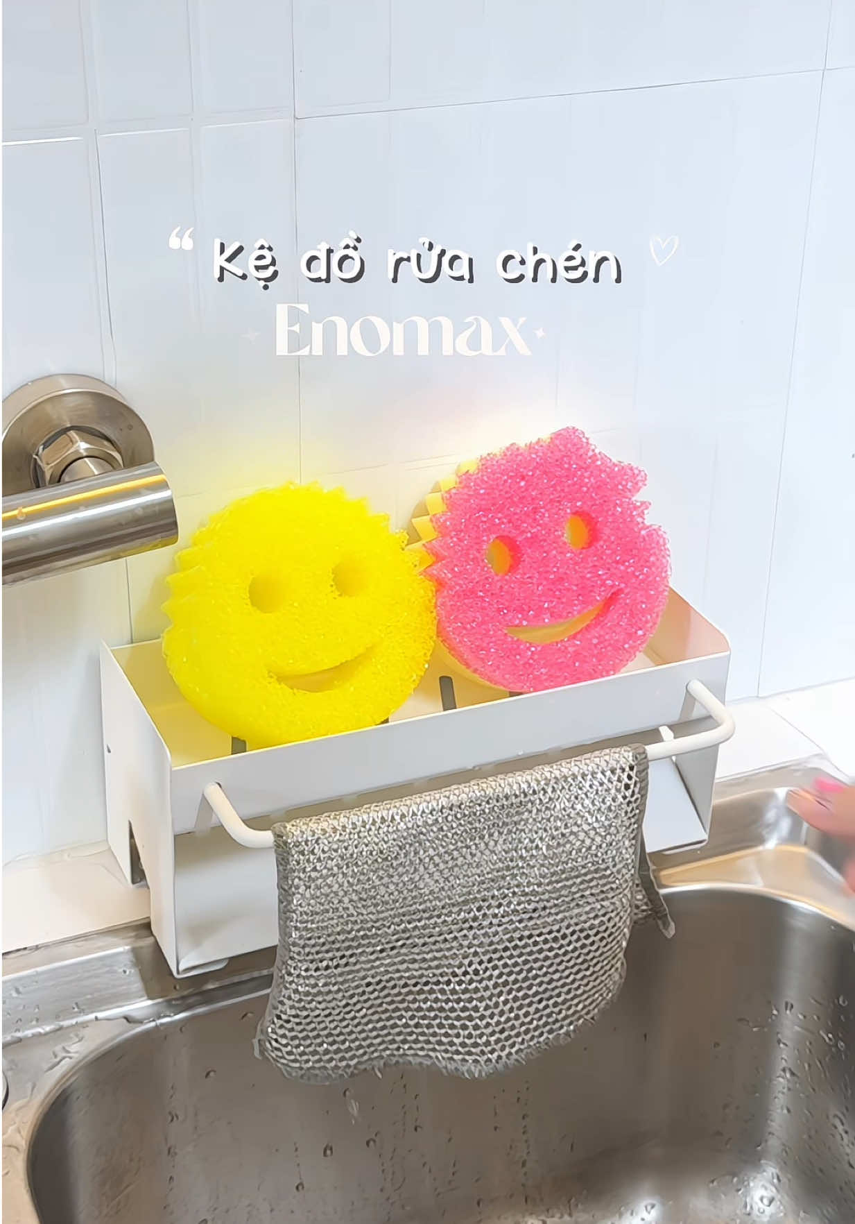 kệ để miếng rửa chén thiết kế thông minh, có khay nghiêng chảy nước thẳng xuống bồn #enomax #kedemiengruachen#kebonruabat#kedungdoruachen#dogiadung 