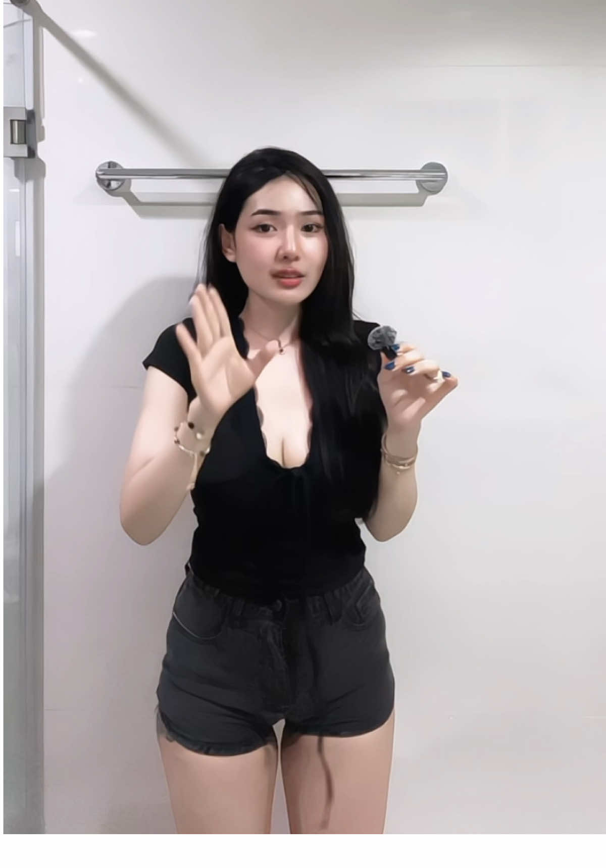 #เสื้อยืด #เสื้อคอวี #เสื้อรัดรูป 