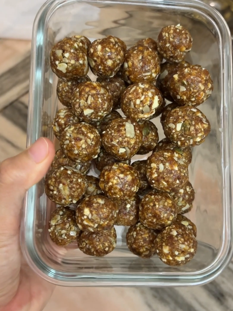 Bikin cemilan india ladoo dari kurma. Daily vlog tinggal di India #hairremoval #milkrecipe #india #tanudanmonu #dailyvlog 