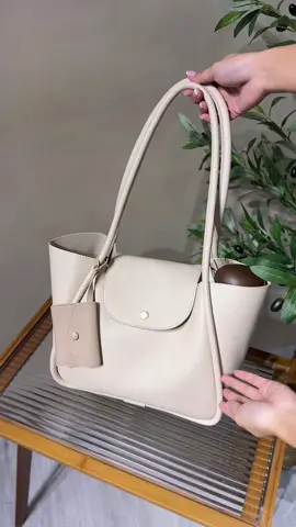 loving my new classic minimalist retro bag 😍 look closely and you’ll see how high quality the PU leather material is 🤍 #bagsforwomen #shoulderbag #whatsinmybag #schoolbag 