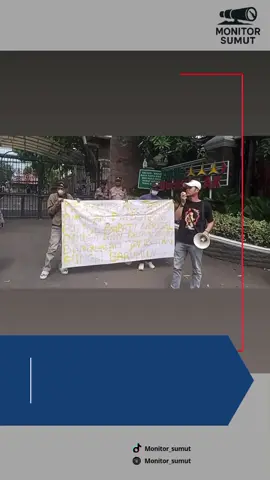 Puluhan mahasiswa yang tergabung dalam Mahasiswa Berdialektika dengan Logika Sumatera Utara (MADILOG SUMUT) menggelar aksi unjuk rasa di depan kantor Kejaksaan Agung Republik Indonesia (Kejagung RI). Aksi ini merupakan bentuk protes sekaligus desakan agar Kejagung segera menindaklanjuti laporan dugaan korupsi dalam proyek pembangunan Jembatan Sungai Barumun di Kabupaten Kotapinang, Sumatera Utara. Koordinator aksi, Habibi Martua Hsb, menegaskan bahwa MADILOG SUMUT hadir di Jakarta bukan tanpa alasan. Mereka menilai proyek strategis yang seharusnya menjadi sarana penghubung vital bagi masyarakat justru berpotensi gagal dan merugikan negara akibat adanya dugaan praktik korupsi, kolusi, dan nepotisme dalam proses tender. “Kami datang jauh dari Sumatera Utara untuk menyuarakan kepentingan rakyat. Jangan sampai Jembatan Sungai Barumun menjadi proyek bancakan yang hanya menguntungkan segelintir elit, sementara rakyat harus menanggung akibatnya,” tegas Habibi dalam orasinya. Dalam tuntutannya, MADILOG SUMUT mendesak Kejagung RI: Segera menindaklanjuti laporan dugaan korupsi proyek Jembatan Sungai Barumun. Memeriksa Pokja/ULP dan perusahaan pemenang tender, PT. Daffaa Buana Sakti, yang diduga terlibat rekayasa tender dan praktik suap. Membentuk tim khusus penyelidikan dan penyidikan atas dugaan adanya persekongkolan dalam proyek tersebut. Mengawal pelaksanaan pembangunan agar sesuai standar konstruksi dan tidak merugikan keuangan negara. Aksi yang berlangsung damai ini diwarnai dengan seruan lantang para mahasiswa agar Kejaksaan Agung tidak menutup mata terhadap dugaan korupsi yang merugikan rakyat. Para pengunjuk rasa juga mengingatkan bahwa korupsi bukan sekadar kejahatan biasa, melainkan pengkhianatan terhadap amanat rakyat. “Kami percaya Kejaksaan Agung masih menjadi benteng terakhir penegakan hukum. Karena itu kami mendesak agar kasus ini diproses tanpa pandang bulu,” ujar Habibi penuh semangat.