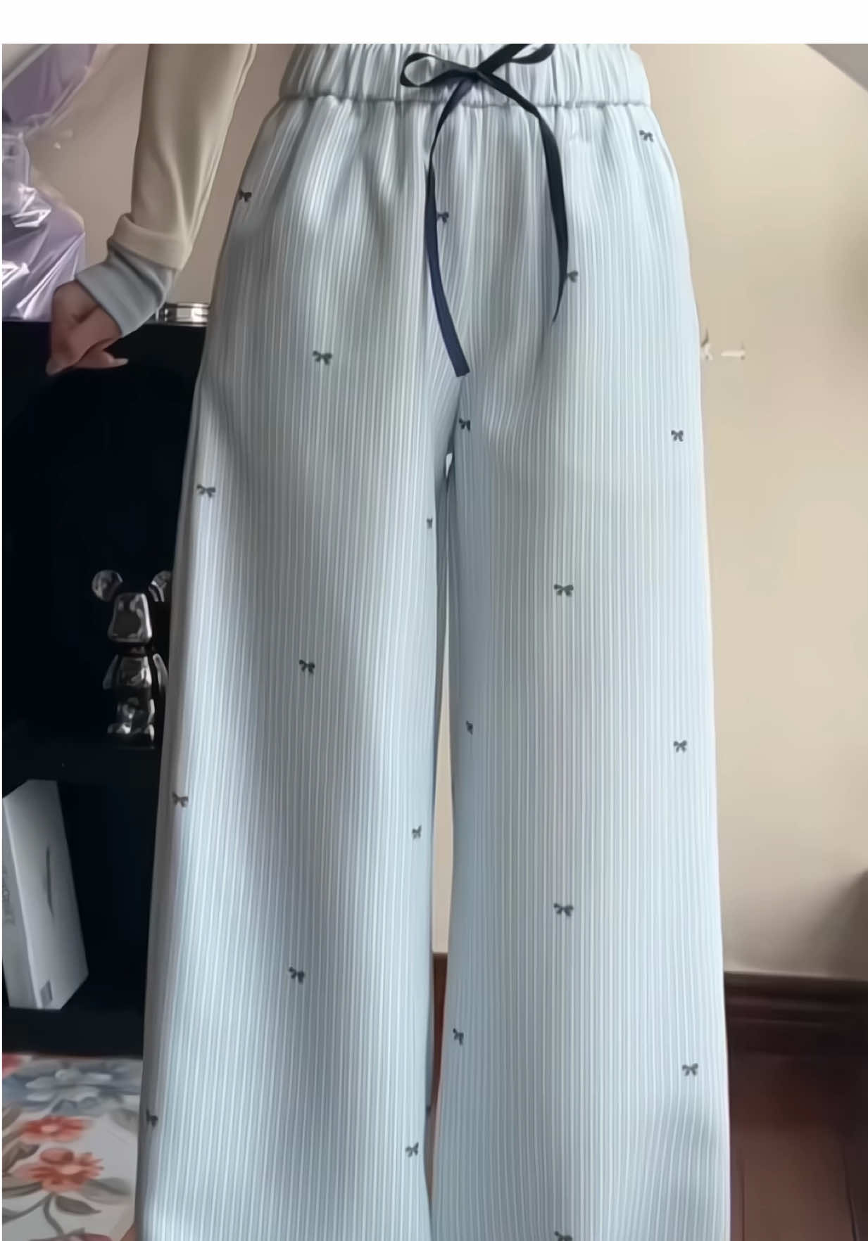 Quần suông ống rộng kẻ sọc phối hoạ tiết hoa nhí #quansuongnu #quansuongkesoc #thoitrangnu #xuhuong 