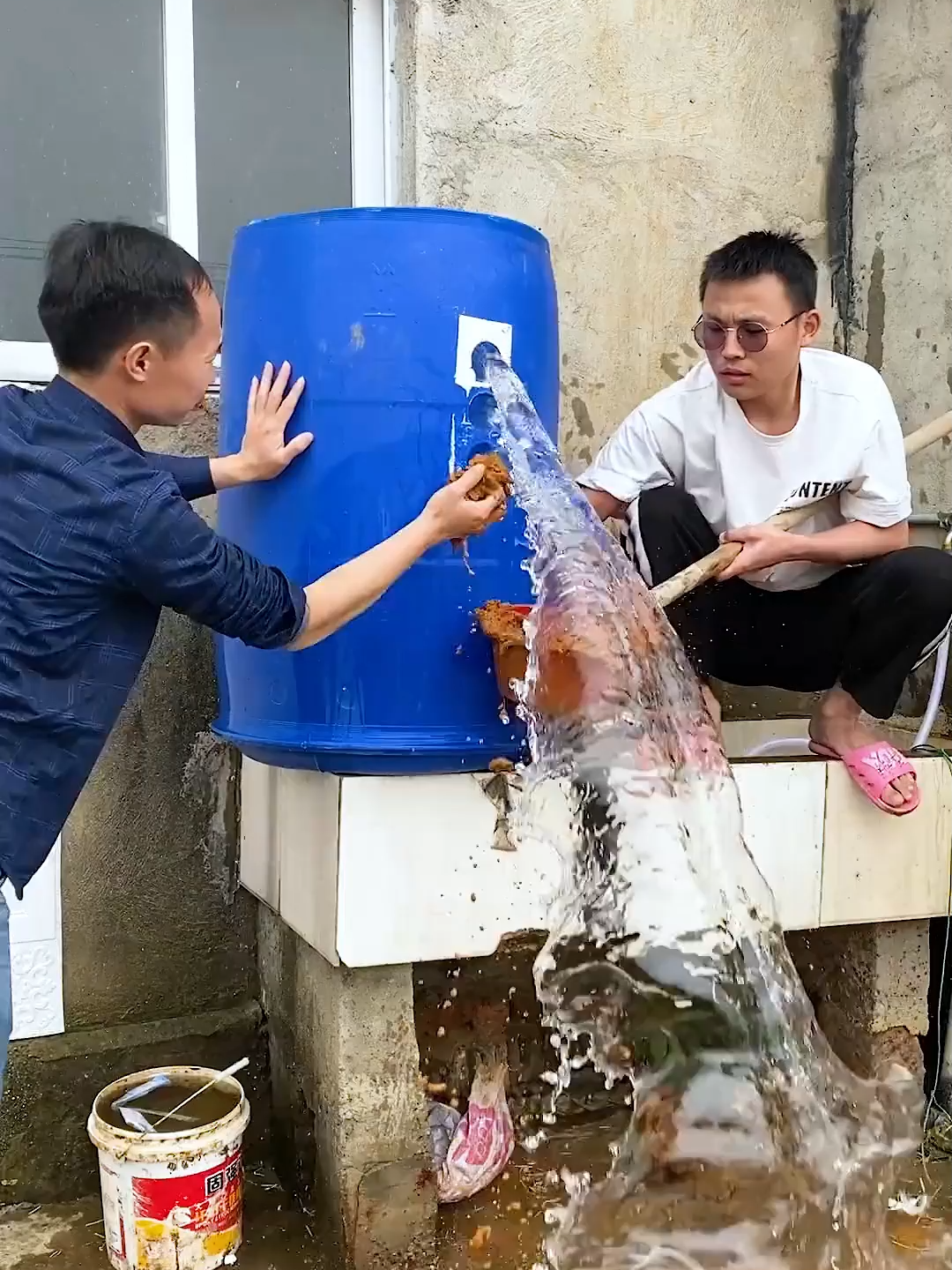 #Đất sét bịt kín có đủ loại lỗ hổng trong nhà, bạn có thể dùng nó để bịt kín chúng, hiệu quả bịt kín cũng rất tốt#chốngmùihôi #kiểmsoátdịchhại #Tiệnlợivàthiếtthực #Keotrámkín #gợiý #Bùntrám #Sealingputty #LifeGoodHelper