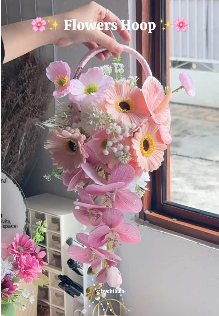 Choice your favorite colour???  Yes this flowers hoop can you buy at chia gallery collection ✨🌸  #weddingbouqet #handbouquet 