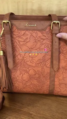 What’s in my fall semester tote bag🖤🫧☁️✨#FallFreshness #TikTokShopRestock #lovevook #GetReadyforFashionWeek #totebag 