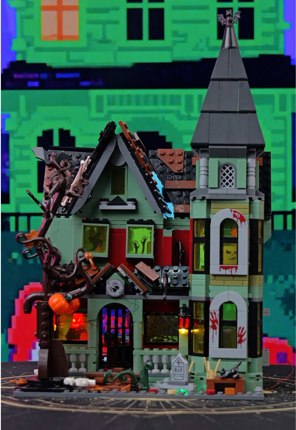 Just scare it back#buildingblocks #haunted #tiktokshoprestock #halloween #house 