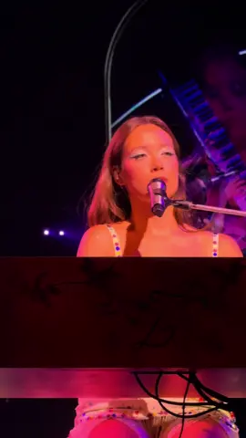 MY HEARTTTTT 😭💔💔 #laufey #laufeytour #orlando #amatteroftime #kiacenter @laufey 