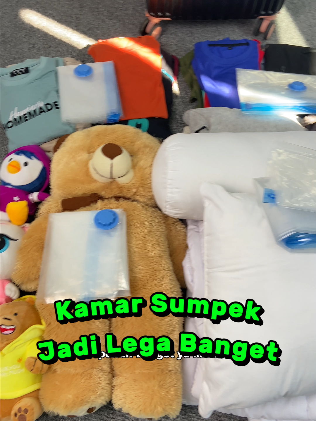 Biar kamar lega tanpa buang barang, solusinya cukup vacuum bag aja!🫶 #VacuumBag #KamarRapi #ulivingindonesia #uliving #LivingYourStyleWithQuality