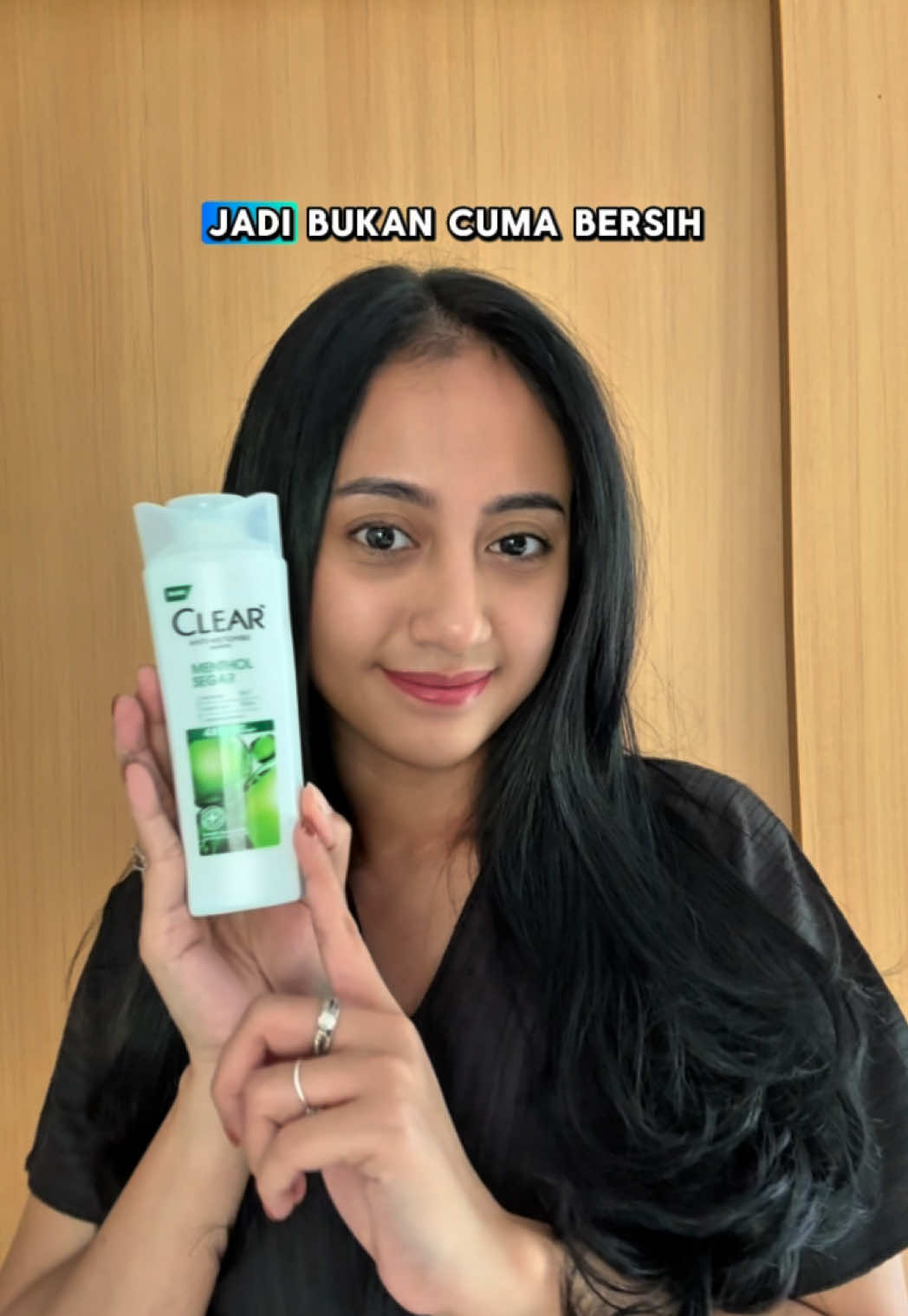 Ketombe minggir! Suka banget sama shampoo Clear Men Menthol, sensasi dinginnya bikin kulit kepala rileks dan wanginya seger. Keramas jadi ritual wajib tiap hari. #CLEARinaja #Scalpbarrierkuat 