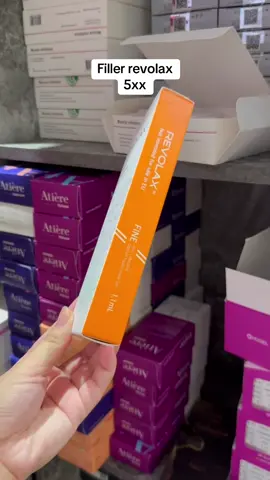 Thành phần chính: Hyaluronic Acid (24mg/ml): Hỗ trợ cấp ẩm và duy trì độ đàn hồi cho da. Lidocaine (3mg/ml): Hỗ trợ giảm cảm giác khó chịu trong quá trình sử dụng. Phân loại & ứng dụng phổ biến: Revolax Sub-Q: Phù hợp với các vùng tạo hình như cằm, sống mũi, trán. Revolax Deep: Dùng cho các vùng như má, rãnh cười, môi. Revolax Fine: Thích hợp với vùng da mỏng như thái dương, quanh mắt, môi.#💉 #filler #sanphamxuhuong #xh #revolax 