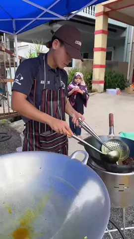 GERAI ABANG KUNYIT OPEN UTK NASIK AYAM KUNYIT HARI NI TAU (10am-4.30pm) YANG NAK MAKAN LUNCH ATAU PETANG MARILAH TERAY-TERAY DULU, NAK BARU MASAK, PANAS2 GUYS…👍😁 #Abangkunyit #nasiayamkunyit #sharingiscaring #sambalebunda #thetanfamily 