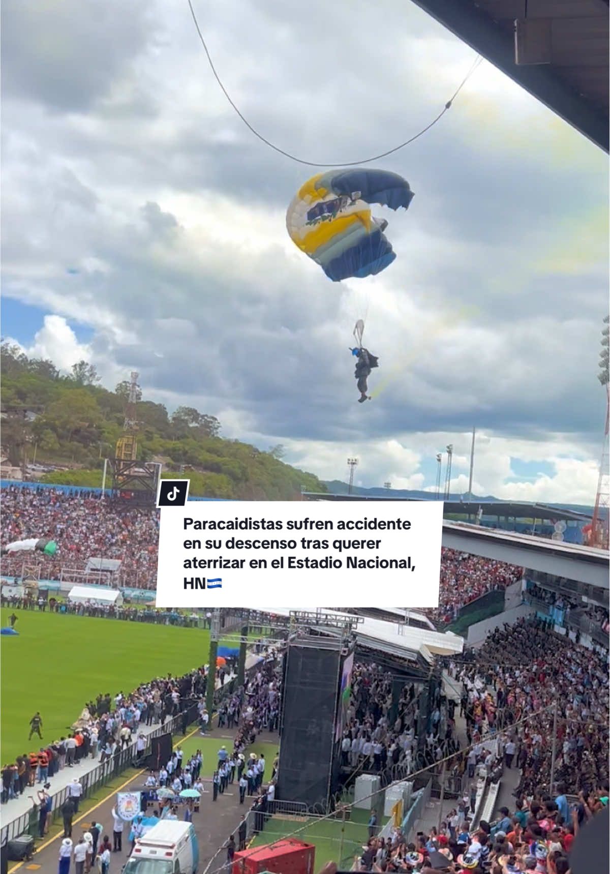Paracaidistas sufren accidente en su descenso, tras querer aterrizar en el Estadio Nacional Chelato Uclés. En el nombre de Dios, que se mejoren pronto los soldados🥺🙏🏼 #15septiembre #honduras #soldado #accidente #fuerzaaereahondureña 