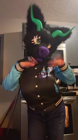 Threw it back with @wolfkinglives ‘s suit 💅  #fursuit #furry #fyp 