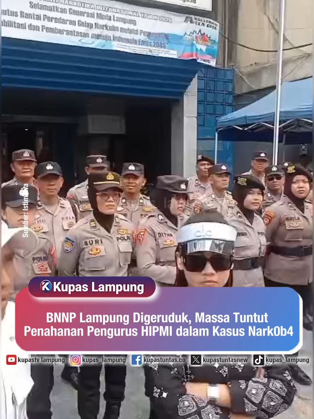 BNNP Lampung Digeruduk, Massa Tuntut Penahanan Pengurus HIPMI dalam Kasus Nark0b4 . . Kantor BNNP Lampung kembali didatangi massa pada Selasa, 16 September 2025, buntut keputusan rehabilitasi rawat jalan terhadap lima pengurus HIPMI Lampung dan sejumlah wanita yang diamankan dalam pesta itu di Hotel Grand Mercure. Ketua Umum BNM RI, Fauzi Malanda, sehari sebelumnya menilai keputusan itu mencederai keadilan masyarakat dan meminta agar para tersangka kembali ditahan. Aksi juga menyoroti dugaan suap Rp1,5 miliar serta mendesak evaluasi total terhadap kinerja BNNP Lampung. - Untuk berita lainnya, baca di www.kupastuntas.co - #HIPMILampung #BNNPLampung