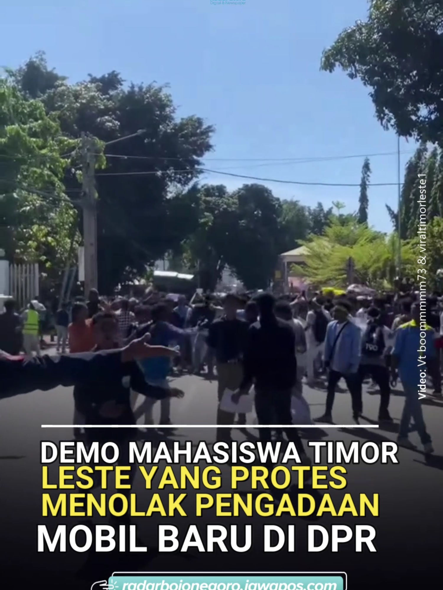 Lebih dari 1.000 warga Dili, Timor Leste menggelar aksi demonstrasi besar pada Senin (15/9), memprotes rencana pemerintah membeli mobil dinas baru bagi anggota parlemen. Dilansir dari AFP, demonstran yang didominasi oleh mahasiswa itu berunjuk rasa di dekat gedung Parlemen Nasional di ibu kota Dili, untuk memprotes rencana pembelian mobil baru bagi 65 anggota parlemen. Rencana pembelian yang sudah disetujui sejak tahun lalu itu menjadi 