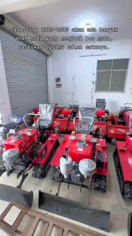 TERAKTOR MINI HCP-25  COCOK UNTUK PERTANIAN & PERKEBUNAN RP.9.000.000  SPESIFIKASI : MODEL : HCP-25 MESIN DIESEL : 25HP LEBAR TILLAGE PUTAR : 90-120(cm) LEBAR PENYIANGAN : 90-100(cm) LEBAR BACKFILL : 100(cm) LEBAR BULDOSING : 90(cm) PERLENGKAPAN PERJALANAN : 3+1 EFISIENSI PASAK PUTAR :  2200m m²/h BERAT : 600kg DIMENSI  : 250*90*90(cm) CAKUPAN APLIKASI : Pegunungan, hills, rumah kaca, ruang perawatan, anggrek, ladang bunga, tapak kecil dan menengah FUNGSI UTAMA : Buldosing, tillage putar, trenching, backfilling, weeding KEUNTUNGAN : Putar ke tempat, pengangkat hidrolik, otomotif, kemampuan pendakian yang kuat, dan lalu lintas #pebisnis #bosmuda😎 #beranda #fyp #pengusahamuda 