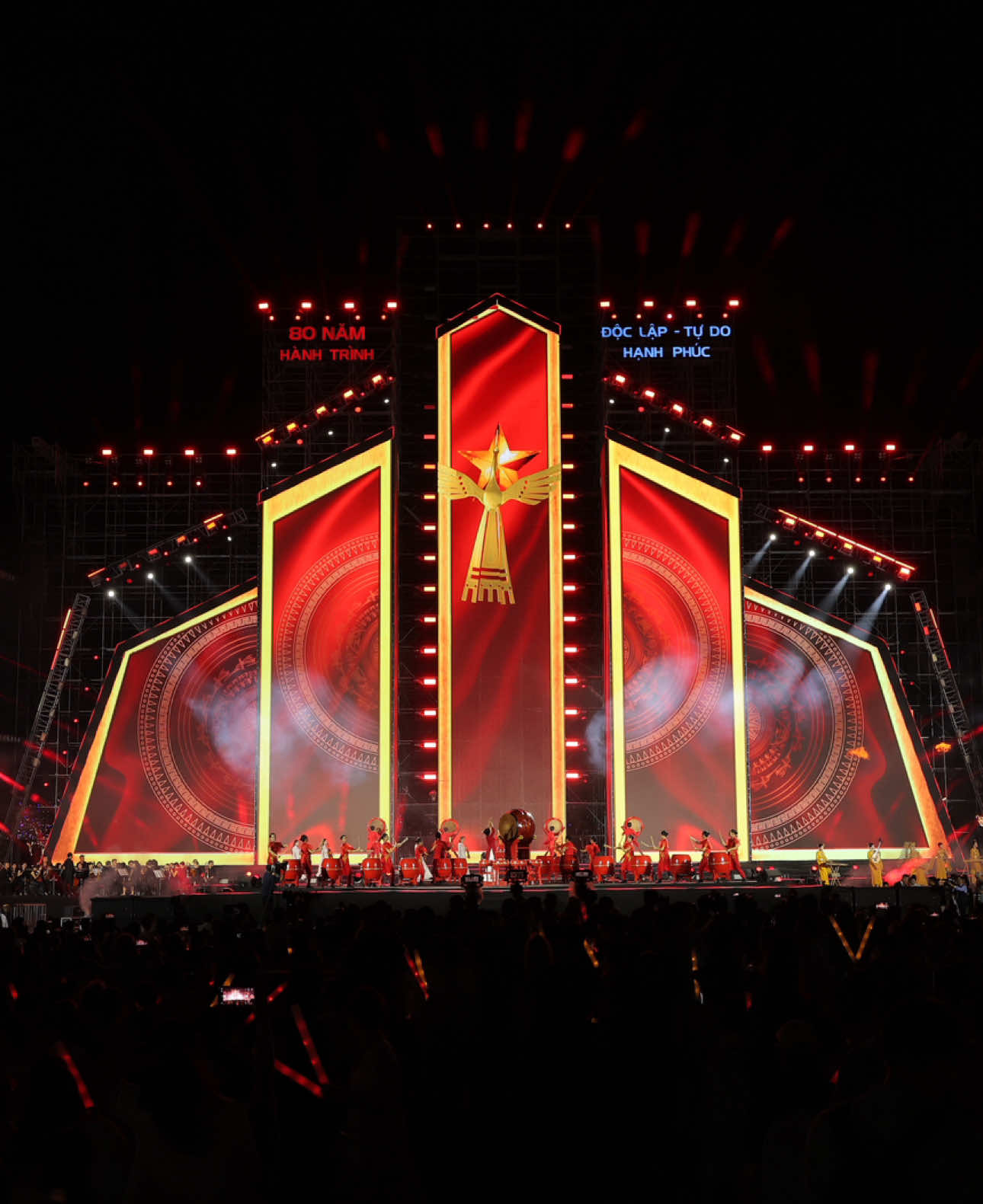 Thật vinh dự khi được Thu Hà mời biểu diễn đánh “TIẾNG TRỐNG LỊCH SỬ” mở màn trong chương trình Bế mạc Triển lãm Thành tựu đất nước “80 năm hành trình Độc lập - Tự do - Hạnh phúc”. Khoảnh khắc thiêng liêng ấy mãi là kỷ niệm đẹp không thể nào quên trong sự nghiệp nghệ thuật của Thu Hà và nhóm Trống Đồng…#nhomtrongdong #tronghoi #trongdantoc #lebemactrienlamquocgia#trienlamquocgia#trienlamdonganh 