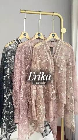 ✨ERIKA BRUKAT BLOUSE✨ Pokonya jangan sebel sama minAi karena DAR DER DOR banget launch produk produk baru🫣 Produk apa yang paling kamu tunggu?