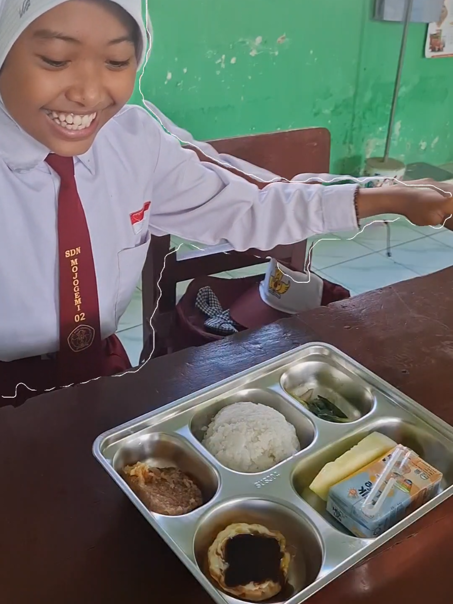 Terimakasih Program Makan Bergizi Gratis (MBG)🙏 Mereka bahagia🤗🥰 #MBG #programmakangratis #makan #prabowo #fyp 