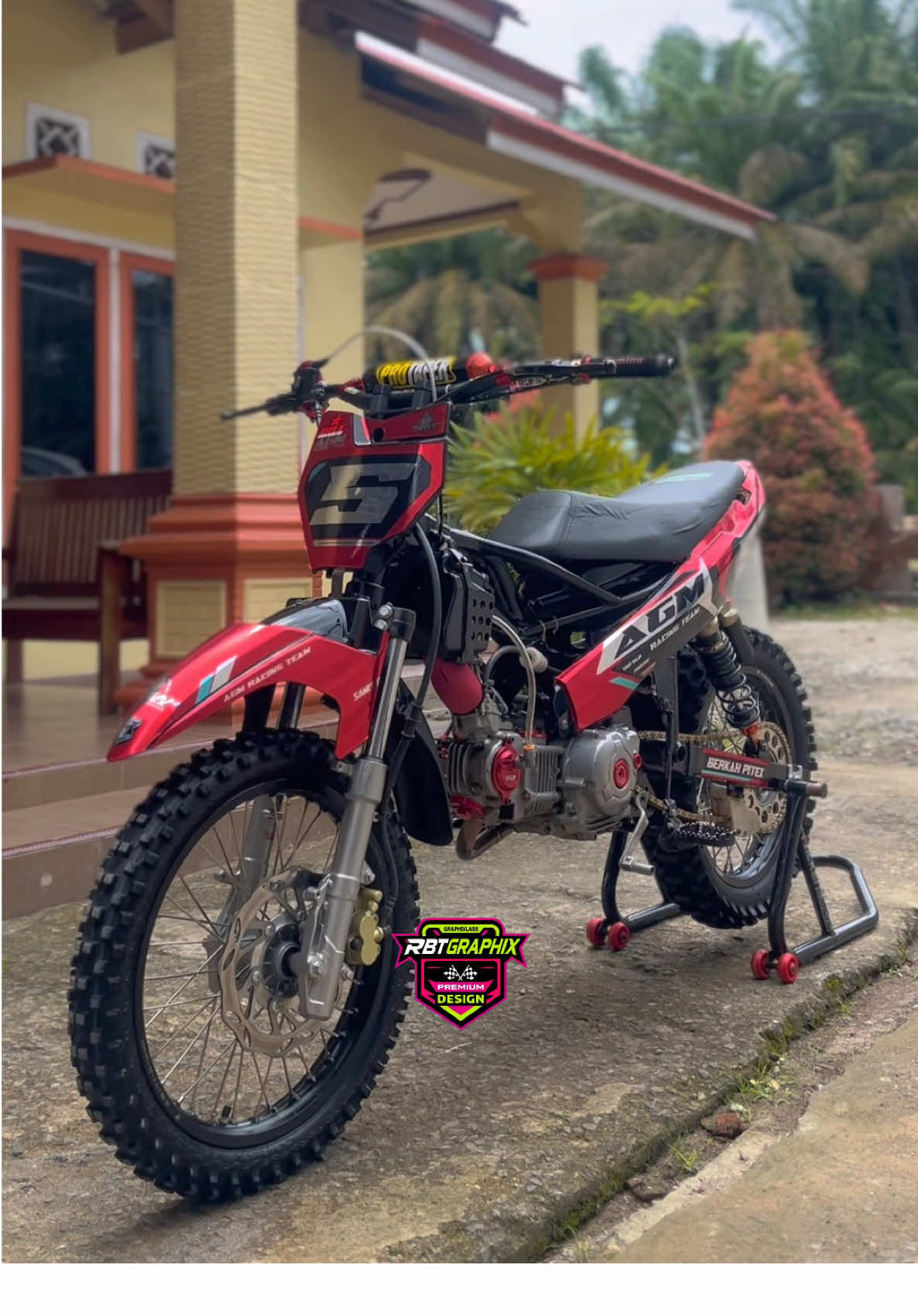 Decal RBT bahan Chrome laminasi Glossy, Best seller🔥  Pemilik motor : @_zacky.e  - Info harga dan pemesanan DM 📩 - Tidak melayani COD 🙏 - Proses pengerjaan 2-4 hari - Siap kirim ke seluruh Indonesia RBTGRAPHIX menerima pembuatan decal RBT, Grasstrack, Enduro, Supermoto, stiker logo, dan juga decal mobil.  #rbt #decalrbt #rbtgraphix #grasstrack #graphixlabs 