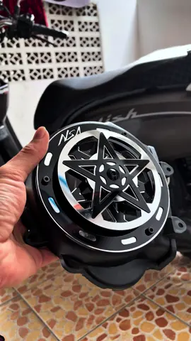 Cover kipas cover spinner Scoopy beat genio COVER KIPAS SPINER TYPE BINTANG BLACK SERIES COCOK untuk semua tipe motor matic yang ada cover kipasnya (BEAT, SCOOPY, MIO, VESPA, FINO, FILANO DLL) Kini Hadir dalam 6 VARIASI WARNA HITAM SILVER GOLD ORANGE ICE BLUE MERAH Bearing & baut stainless anti karat jadi pasti tahan lama, merek lain cuma butuh waktu seminggu dah ga bisa muter karena bearingnya karatan, putaran lebih lancar spinernya akan berputar tanpa di gas saat mesin dihidupkan. SPESIFIKASI: MERK: NSA PERFORMANCE MODEL: SPINER TYPE BINTANG TEBAL: 6mm BAHAN: AKRILIK BONUS: 3 PCS BAUT L3 #spinermotormatic #coverradiatorbintangnsa #coverradiator #coverradiatorspinnerbintang #spinernsa c