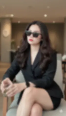 #CapCut #geminiai Edit foto ini dengan gaya duduk di kursi hitam ala mafia, pakaian serba hitam blazer hitam, rok pendek hitam kacamata hitam di kepala, dan ditelinga memakai anting holahop besar, dan hiasan kalung ala mafia cewe, pertahankan objek wajah referensi. jangan merubah wajah asli 100% harus sama persis.
