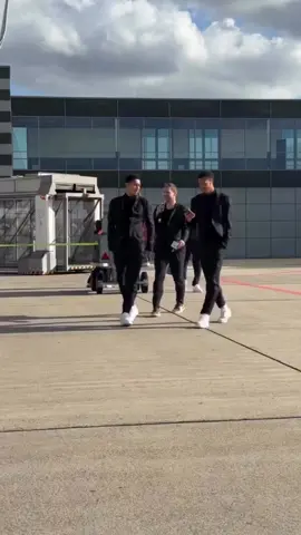 Jobe and his teammates are off to Turin for their first Champions League game this season. 🖤💛 #football #footballtiktok #championsleague #ucl #jobebellingham 