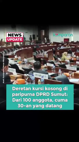 Rapat Paripurna DPRD Sumatera Utara pada Selasa (16/9) diwarnai banyaknya kursi kosong akibat minimnya kehadiran anggota dewan. Dari total 100 anggota DPRD periode 2024–2029, hanya sekitar 30 orang yang hadir. Kondisi ini menimbulkan sorotan karena rapat seharusnya menjadi forum penting dalam pengambilan keputusan. Agenda rapat mencakup penandatanganan nota kesepakatan antara Pemerintah Provinsi Sumut dan DPRD terkait KUA-PPAS Perubahan APBD Tahun Anggaran 2025. Selain itu, rapat juga membahas perubahan pimpinan dan anggota Alat Kelengkapan Dewan (AKD) dari Fraksi Gerindra. Minimnya kehadiran anggota dewan dikhawatirkan berdampak pada efektivitas pengambilan keputusan, terutama karena agenda rapat berhubungan langsung dengan pembagian anggaran untuk kabupaten/kota di Sumatera Utara. Publik pun menyoroti kinerja para wakil rakyat yang dinilai kurang disiplin dalam menjalankan tugasnya. 📸: Dok. kumparan/Amar Marpaung. Follow WhatsApp Channel kumparan untuk dapat Informasi terpercaya dikirim langsung ke WhatsApp kamu. Ketik kum.pr/WAchannel di browser kamu sekarang, agar bisa share informasi tanpa ragu. #newsupdate #update #news #vidol #DPRDSumut #rapatparipurna #APBD2025 #medan #anggotadewan #anggarandaerah #info #infoterkini #berita #beritaterkini #bicarafaktalewatberita #kumparan