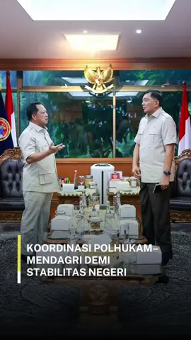 Menteri Dalam Negeri Tito Karnavian pada Jumat, 12/9/2025, bertemu dengan Menko Polhukam Ad Interim Sjafrie Sjamsoeddin. Pertemuan ini membahas sinergi politik, pertahanan, dan keamanan nasional agar tetap selaras dengan kepentingan bangsa. Bukan cuma seremoni, koordinasi ini penting untuk memastikan negeri tetap stabil, aman, dan berdaulat. #yukgasss #kemendagri #titokarnavian #indonesia