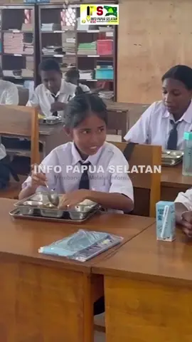 Momen Wapres Gibran menyambangi SMP Negeri Gudang Arang, sesaat setelah tiba di Bandara Mopah Merauke. Selasa 16 September 2025 #wapres #wapresgibran #wakilpresiden #gibranrakabuming 