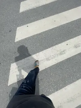 Cho anh xin được lau giọt buồn này đong khoé mắt cay…