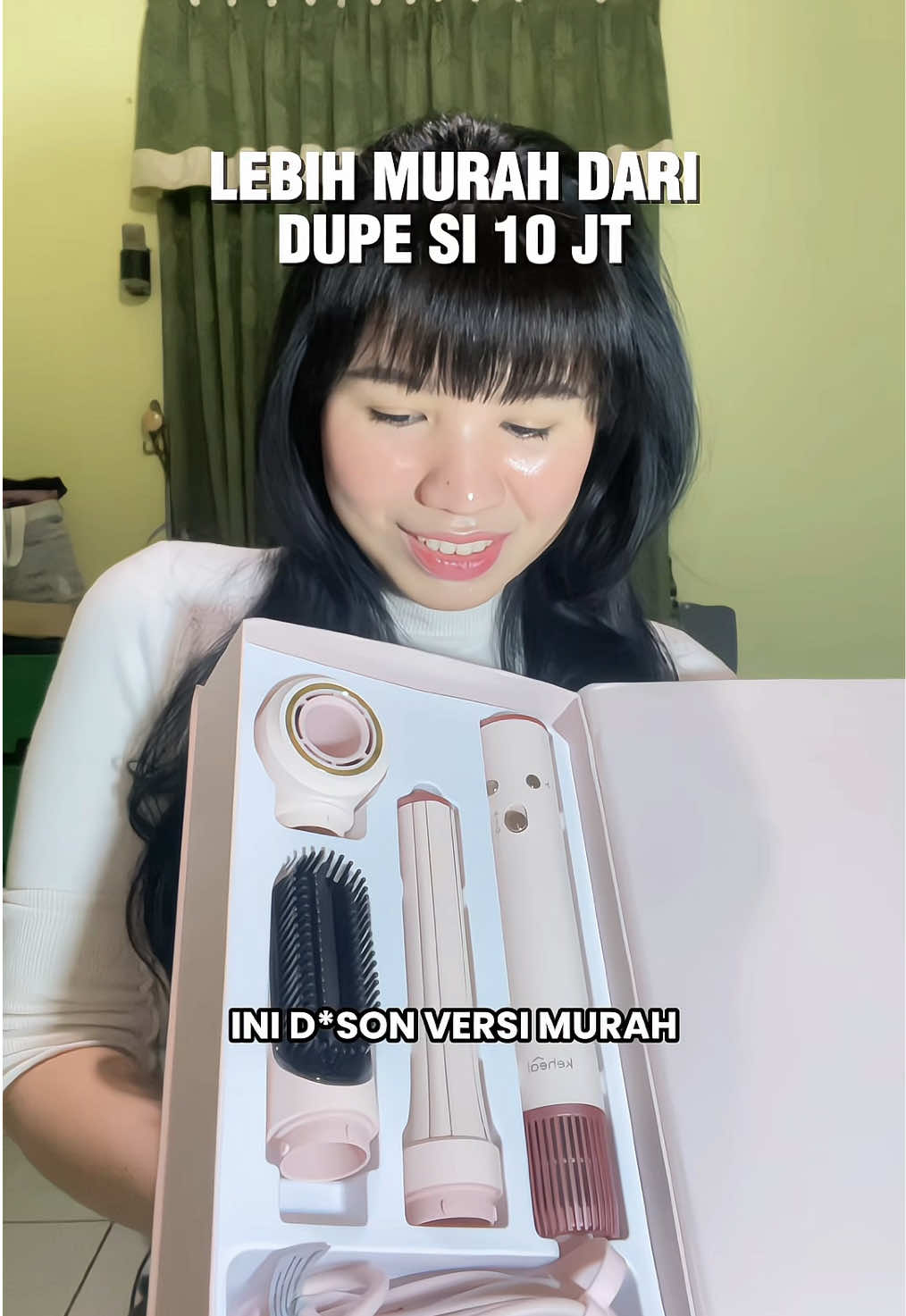Merk 10 juta sebelah udah di dupe, ini di dupe lagi versi lebih murah. Ini merk @Keheal Indonesia banyak cewe2 thailand yang udah pakai, makanya aku kepo. Dan aku suka karna nggak bikin rambutku makin rusak. Aku pakai mode hangat dan angin paling kecil, 600 watt. #airwrap #hairdryerbrush #blowdryer #sisirpelurusrambut #sisirpengeringrambut 