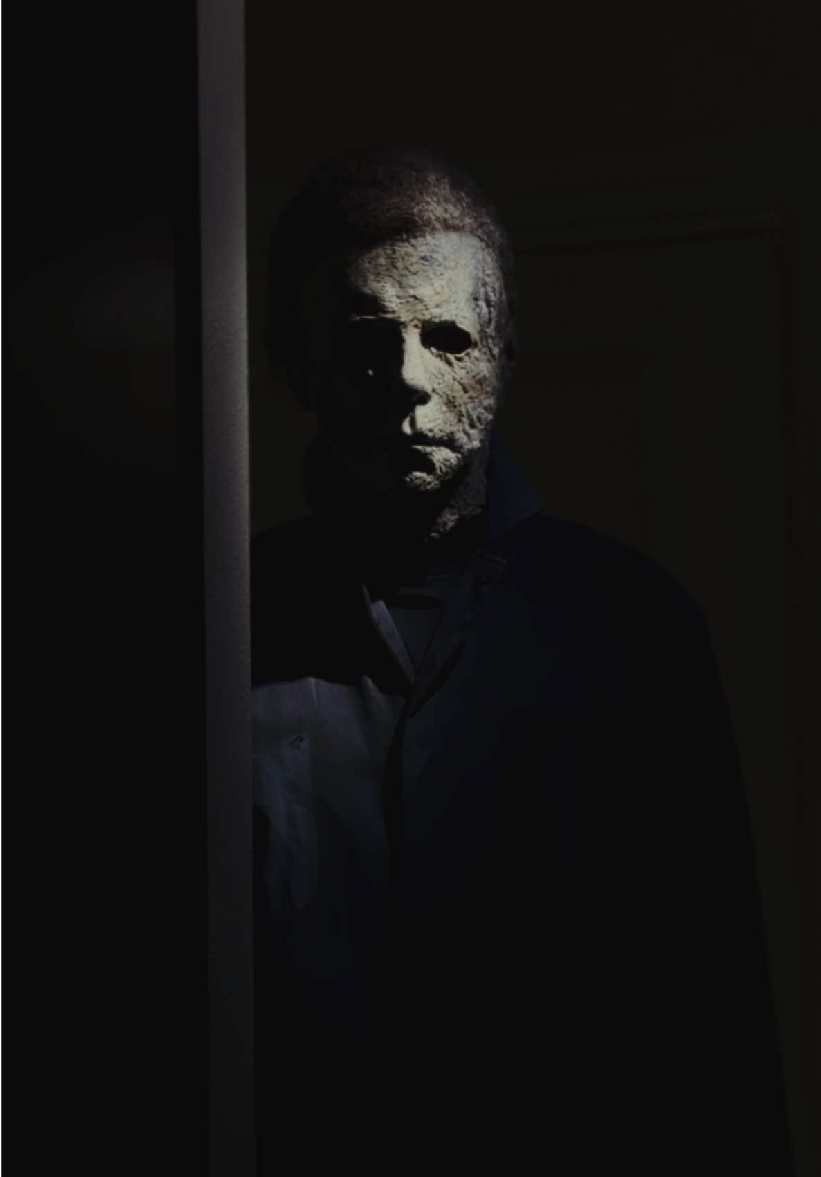 He’s… staying still… 🎃🔪 #fyp#fypp#fypシc#MichaelMyerslloweenEnds 