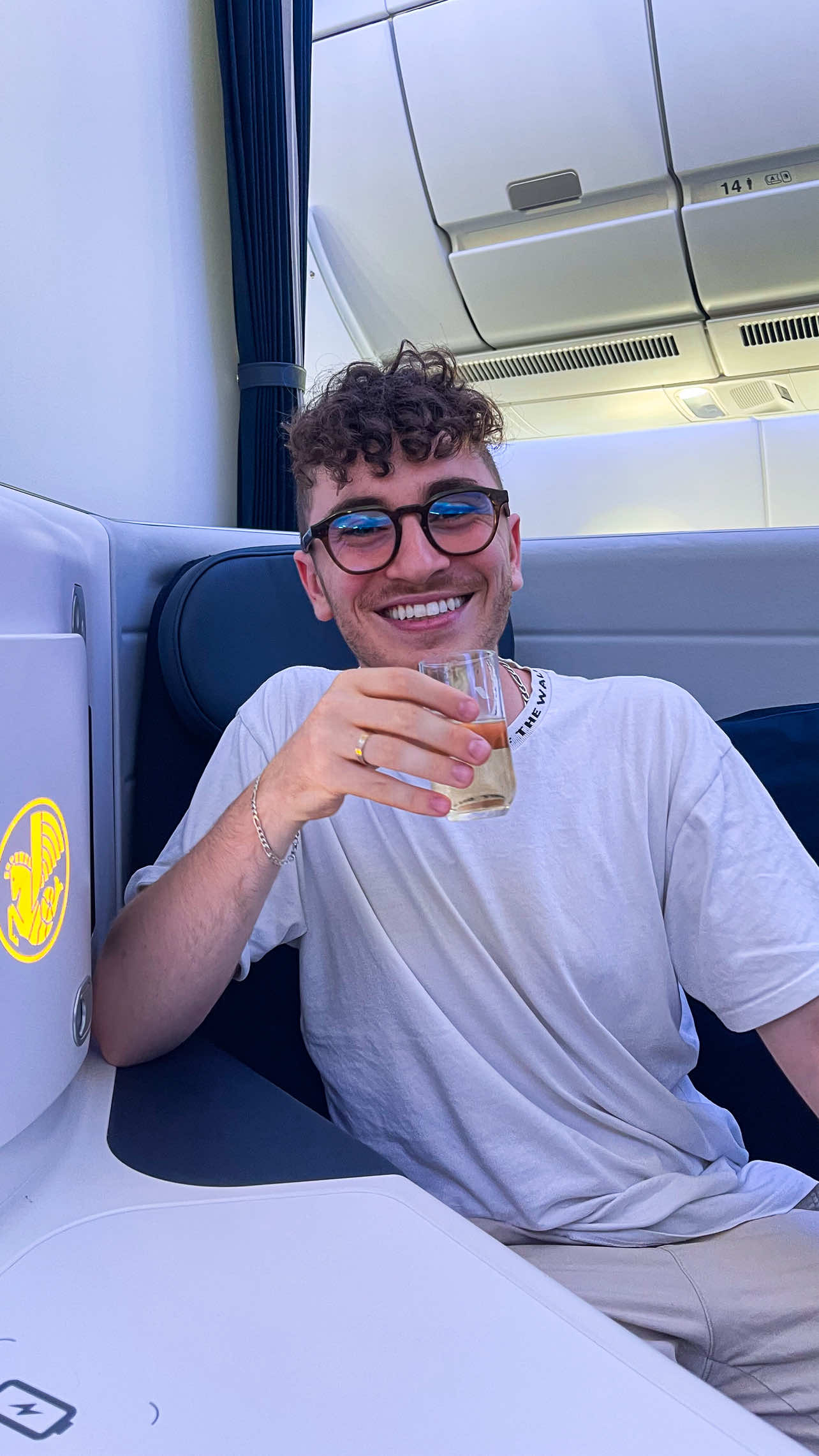 🇺🇸💍 EP1 l Le grand départ pour notre voyage de noces dans des conditions mémorables en business avec @airfrance ✈️ Je crois que ce voyage ne pouvait pas mieux démarrer ! Demain ce sera la découverte de San Francisco, trop content de vous embarquer dans nos aventures 👀  #roadtrip #mariage #lunedemiel #travel #avion 