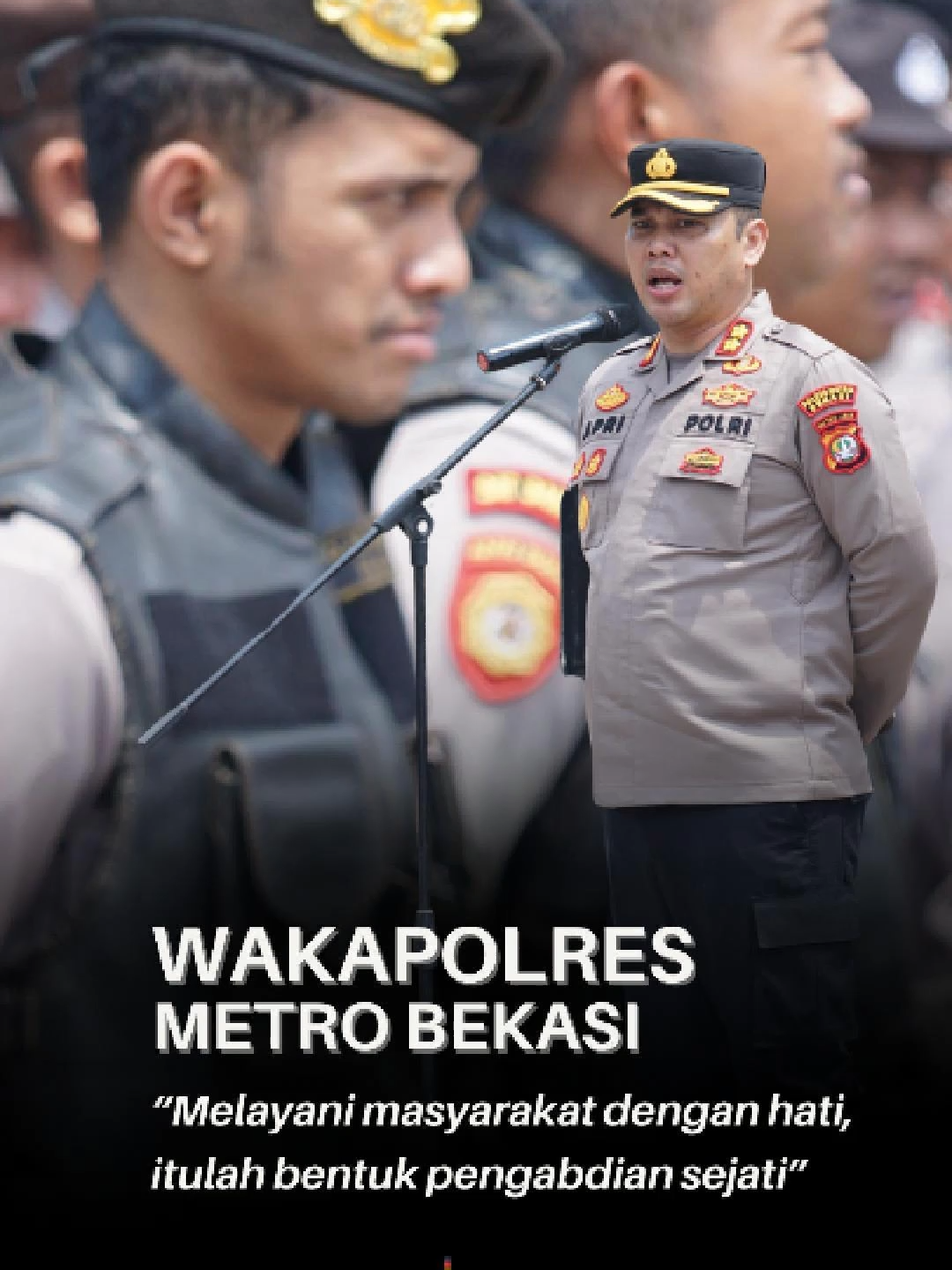 Wakapolres Metro Bekasi Tekankan Profesionalisme Anggota Saat Apel Konsolidasi di Polsek Cikarang Utara Cikarang Utara – Polres Metro Bekasi menegaskan komitmennya dalam meningkatkan profesionalisme kepolisian melalui apel konsolidasi pengamanan kegiatan Gerakan Mahasiswa Peduli Hukum yang dilaksanakan di Lapangan Apel Mako Polsek Cikarang Utara, Desa Karangasih, Kecamatan Cikarang Utara, Kabupaten Bekasi, Selasa (16/9/25). Apel dipimpin langsung oleh Wakapolres Metro Bekasi, AKBP Apri Fajar Hermanto, S.I.K., dan dihadiri oleh pejabat utama Polrestro Bekasi serta jajaran, antara lain Kasat Samapta AKBP J. Sihombing, S.H., M.H., Kapolsek Cikarang Utara Kompol Sutrisno, S.H., M.H., Kasi Humas AKP Aliyani, S.H., Wakapolsek AKP H. Napitupulu, S.H., Kanit Provost IPTU Anwar Sanusi, para Kanit Polsek, serta personel gabungan Polres dan Polsek jajaran. Dalam arahannya, Wakapolres menekankan bahwa setiap anggota Polri harus mengedepankan sikap profesional dalam setiap pelaksanaan tugas, terlebih di era keterbukaan informasi publik. Ia mengingatkan agar personel menjaga disiplin, etika, serta menghindari pelanggaran sekecil apapun yang dapat menurunkan kepercayaan masyarakat. “Profesionalisme bukan hanya soal kemampuan teknis, tapi juga tentang bagaimana kita bersikap dan memberi pelayanan terbaik kepada masyarakat. Mari kita tanamkan budaya kerja yang positif, menjaga nama baik organisasi, dan membangun citra Polri yang humanis serta dipercaya masyarakat,” ujar AKBP Apri Fajar Hermanto. Ia juga menekankan pentingnya menjaga kebersihan dan kerapihan mako, memperhatikan sikap tampang, serta menjaga kesehatan dan keselamatan diri. Hal ini, menurutnya, merupakan bagian dari disiplin profesional seorang anggota Polri. Apel konsolidasi berlangsung dengan aman, tertib, dan kondusif, sekaligus menjadi momentum bagi jajaran Polres Metro Bekasi untuk terus meningkatkan kualitas pelayanan dan kepercayaan publik. @listyosigitprabowo @kapoldametrojaya @poldametrojaya @mustofa99ed @apri_fajar #PolriProfesional #PolresMetroBekasi #WakapolresMetroBekasi #PolriHumanis #PolisiUntukMasyarakat #PolisiPresisi #BekasiTertibAman #PolriTegasHumanis #ProfesionalModernTerpercaya