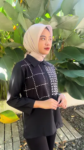 “Katanya batik itu identik sama formal… tapi kalo aku pake ini, rasanya lebih identik sama calon pasangan halal kamu 🤭💕. Jadi, jangan baper ya, fokus dulu ke batiknya biar makin kece kalau dipake seragaman 🥰✨ #BatikKekinian #O#OOTDBatikB#BatikModernB#BatikKekinianSeragamKantor