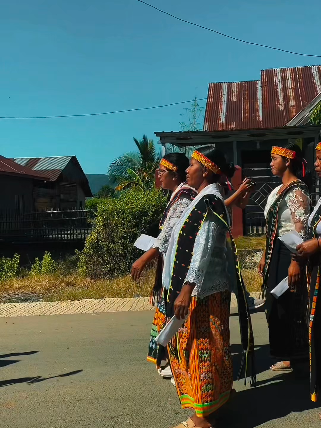 “Dari sambutan penuh makna ➡️arahan tentang pentingnya menjaga ekosistem pesisir ➡️ prosesi seremonial penyerahan bibit mangrove ➡️ hingga foto bersama yang hangat 📸✨ Semua menjadi rangkaian indah dalam penyerahan 40.000 bibit mangrove 🌿di Terang, Desa Golo Sepang, Kecamatan Boleng, Kabupaten Manggarai Barat. Bukan sekadar acara, tapi langkah nyata untuk melindungi pesisir, memperkuat ekosistem laut, dan mewariskan lingkungan yang lebih baik untuk generasi mendatang 🌊 #PenyerahanbibitMangrove #dinaslingkunganhidup #DLHPMabar #Manggaraibarat #desagolosepang